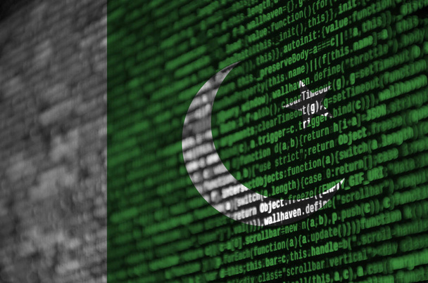 Σημαία του Πακιστάν απεικονίζεται στην οθόνη με τον κωδικό προγράμματος. Η έννοια της σύγχρονης τεχνολογίας και τοποθεσία ανάπτυξης. - Φωτογραφία, εικόνα