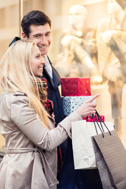 Woman and man with Christmas presents in city - Foto, Imagem