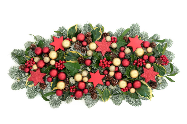 赤とゴールドの安ピカ装飾、ヒイラギの果実、スプルース パイン、アイビー、松ぼっくり、ヤドリギは、白い背景で隔離のクリスマスと冬のテーブル デコレーション. - 写真・画像
