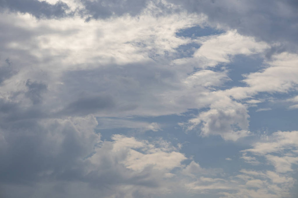 bewegingen van de lucht naar de hemel in bewolkt weer - Foto, afbeelding