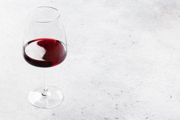 Bicchiere di vino rosso su sfondo di pietra. Con spazio per il testo
 - Foto, immagini