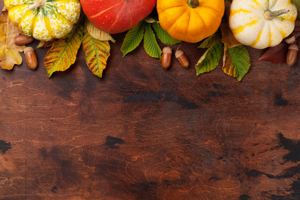 カボチャや木製の背景に紅葉と秋の背景。テキストのスペースのトップ ビュー - 写真・画像