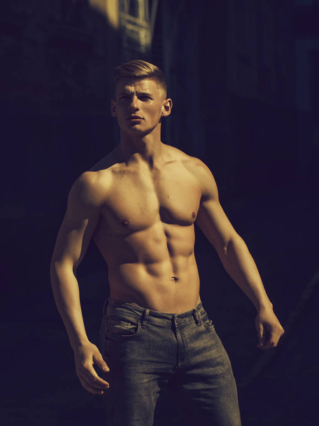Muscular young man - Foto, afbeelding