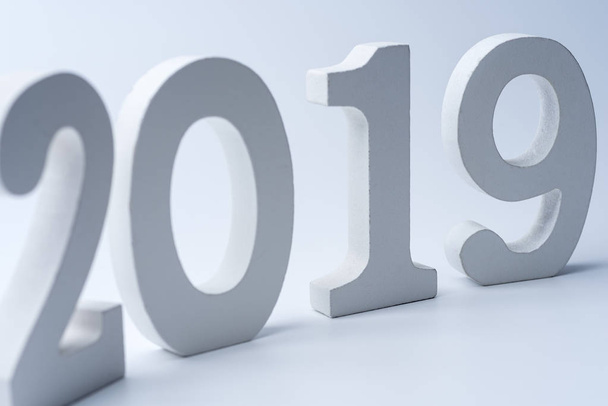 Zimmer 2019 auf weißem Hintergrund. Das Konzept eines neuen Jahres. aus Gips. - Foto, Bild