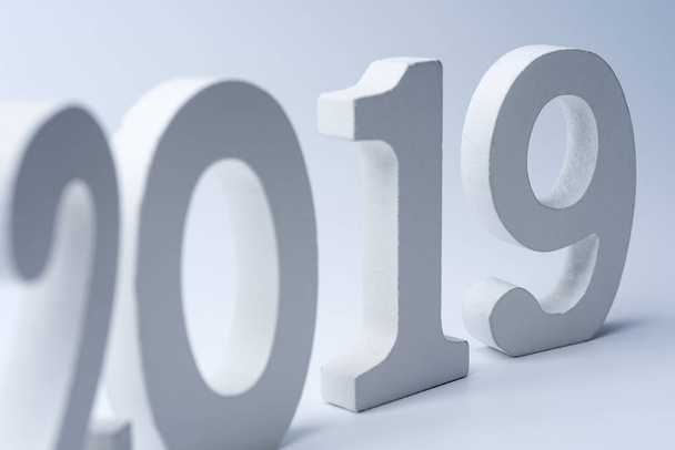 Zimmer 2019 auf weißem Hintergrund. Das Konzept eines neuen Jahres. aus Gips. - Foto, Bild