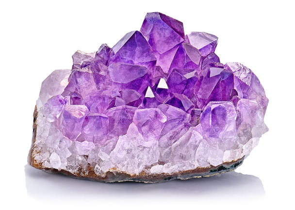 Violeta Crystal Stone macro mineral. Roxo áspero Ametista cristais de quartzo geode no fundo branco, Uruguai
 - Foto, Imagem
