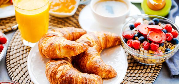 Breakfast served with coffee, orange juice, croissants, cereals and fruits. Balanced diet. - Foto, imagen