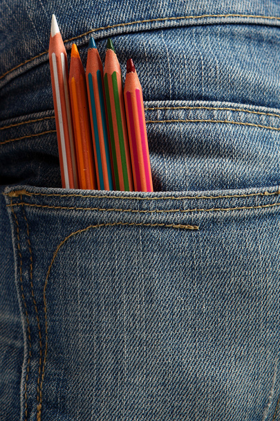niños creativos, lápices de colores en el bolsillo
 - Foto, imagen