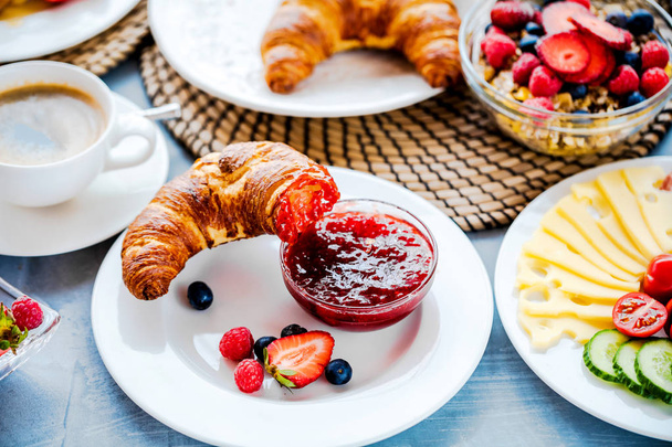 Snídaně s kávou, džusem, croissanty, obiloviny a ovoce. Vyvážená strava. - Fotografie, Obrázek