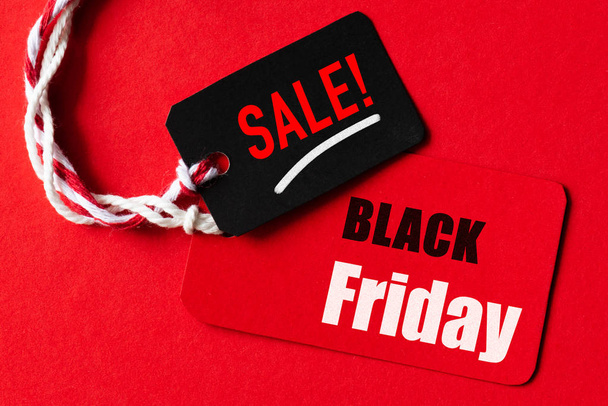 Black Friday Sale tekst op een rode en zwarte tag. Winkelconcept. - Foto, afbeelding