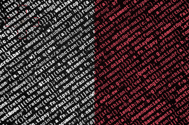 Flaga Malty jest przedstawiony na ekranie z kodu programu. Koncepcja rozwoju nowoczesnych technologii i witryny. - Zdjęcie, obraz