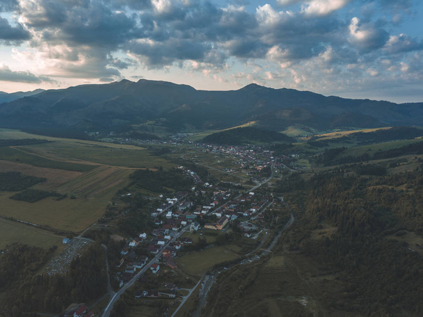 スロバキア、Zuberec と Habovka の村の山間地域の航空写真  - 写真・画像