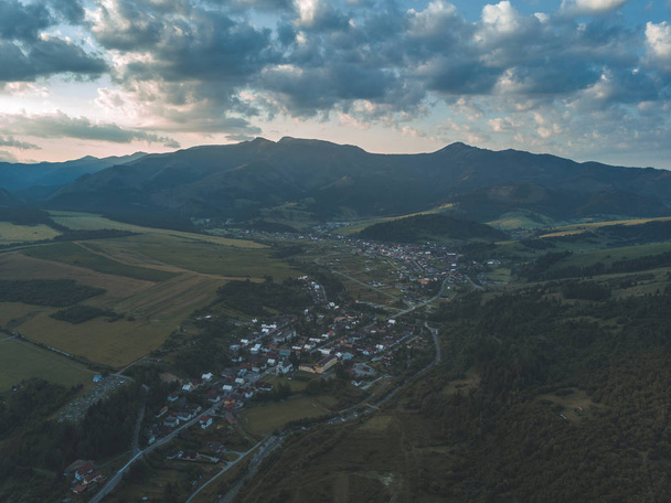 Widok z lotu ptaka górskich obszarów wiejskich oraz na Słowacji, miejscowości Habovka i Zuberec  - Zdjęcie, obraz
