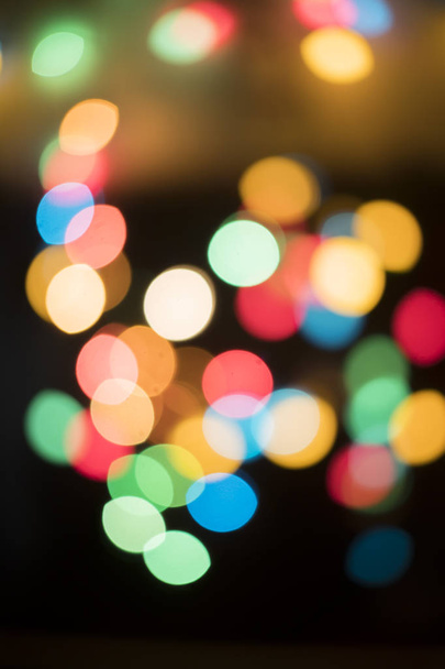 luces de Navidad bokeh colorido brillante sobre fondo negro
 - Foto, Imagen