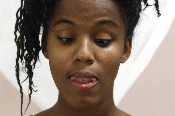Teenager mit Zungenpiercing - Foto, Bild