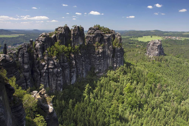 scenic view of Schrammsteine ridge, jagged rock formation and Falkenstein rock, Elbe Sandstone Mountains, Saxony, Germany, Europe - Foto, immagini
