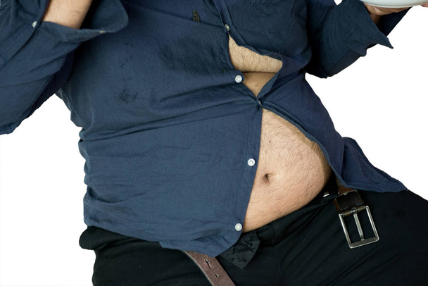 hombre gordo comiendo, retrato de la persona con sobrepeso siente hambre y comer patatas fritas, pastel, frappe de té verde sentado en armchai, aislado sobre fondo blanco con camino de recorte
 - Foto, Imagen