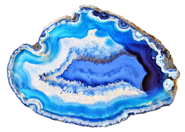 erstaunliche blaue Achatkristall Querschnitt isoliert auf weißem Hintergrund. natürliche transluzente Achatkristall-Oberfläche, blau abstrakte Struktur Scheibe Mineralstein Makro-Nahaufnahme - Foto, Bild