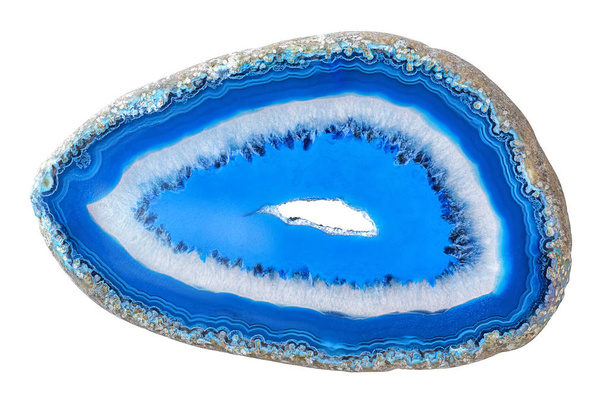 素晴らしい青瑪瑙の結晶断面が白い背景に分離します。自然な半透明瑪瑙結晶表面、青い抽象的な構造スライス鉱物石マクロ クローズ アップ - 写真・画像