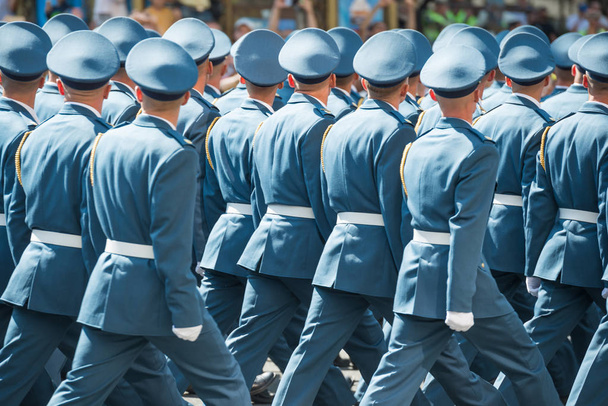 Soldados del ejército en uniforme azul marchando en desfile militar
 - Foto, Imagen