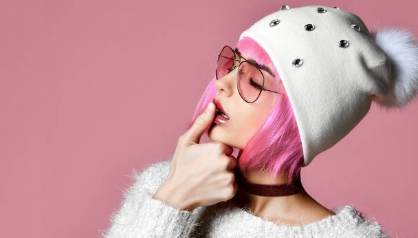 Moda foto de arte de mulher jovem estilo grunge com cabelo rosa em óculos de sol modernos claros e chapéu branco
  - Foto, Imagem