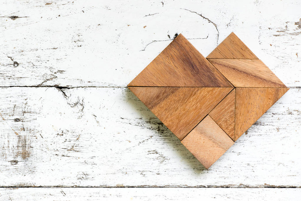 Tangram puzzle ve tvaru srdce na staré bílé pozadí - Fotografie, Obrázek