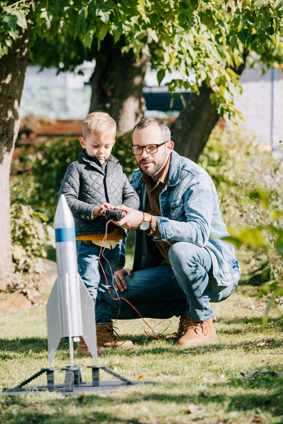 mutlu baba ve oğul model roket birlikte güneşli gün başlatılması   - Fotoğraf, Görsel