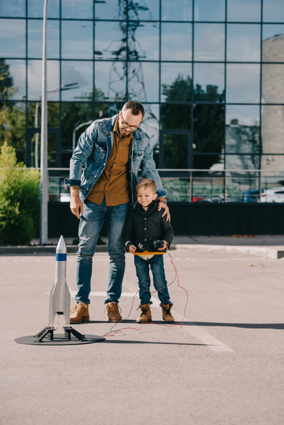 mutlu baba ve oğul açık model roket lansmanında arıyorsunuz - Fotoğraf, Görsel