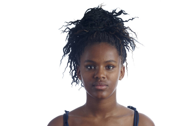 Portret van een tiener meisje Afrikaanse op witte achtergrond - Foto, afbeelding