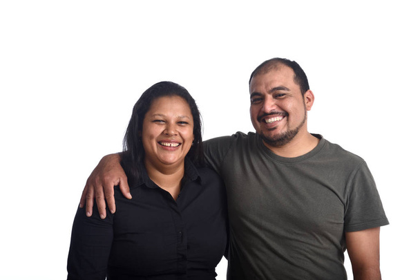 Porträt eines lateinamerikanischen Paares auf Weiß - Foto, Bild