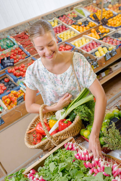 woman shopping for vegetables - Fotografie, Obrázek