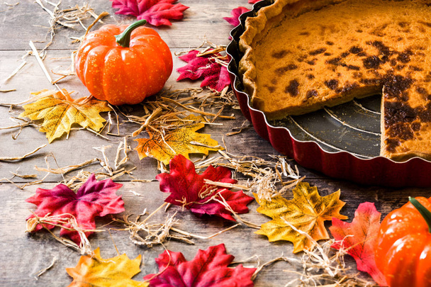 Traditional pumpkin pie for Thanksgiving on wooden table. Copyspace - Foto, Imagem