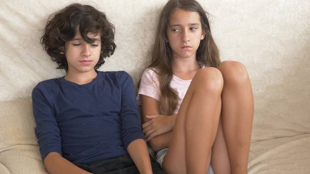 підлітки, близнюки, брат і сестра сваряться, сидячи на дивані. крупним планом
. - Фото, зображення
