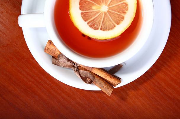 cup of hot tea on brown background - Foto, afbeelding