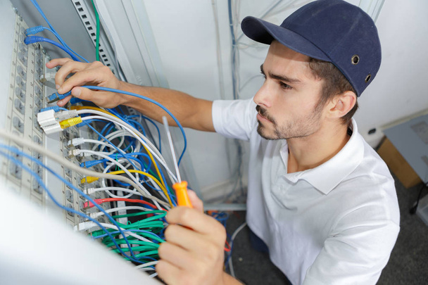 electrician wiring electrical panel - Foto, Bild