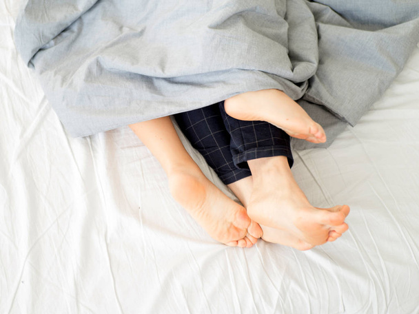 detail čtyř nohou v posteli - Fotografie, Obrázek