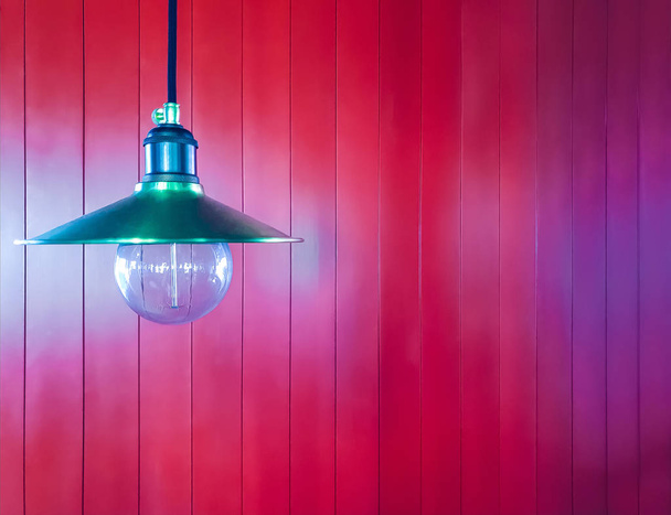lampadario di metallo su uno sfondo di legno rosso
 - Foto, immagini