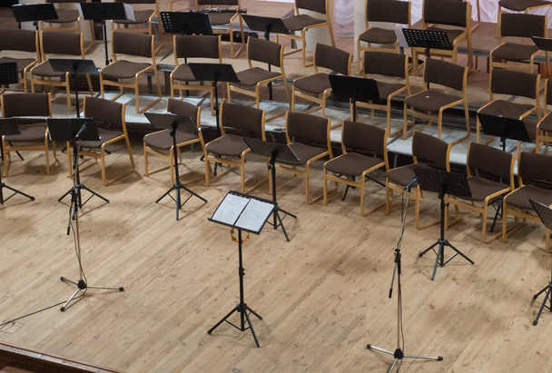 Escenario vacío con sillas, micrófonos y puestos de música antes del concierto. Dispuesto en semicírculo. Vista superior
 - Foto, Imagen