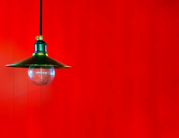 candelabro de metal sobre fondo rojo de madera
 - Foto, Imagen