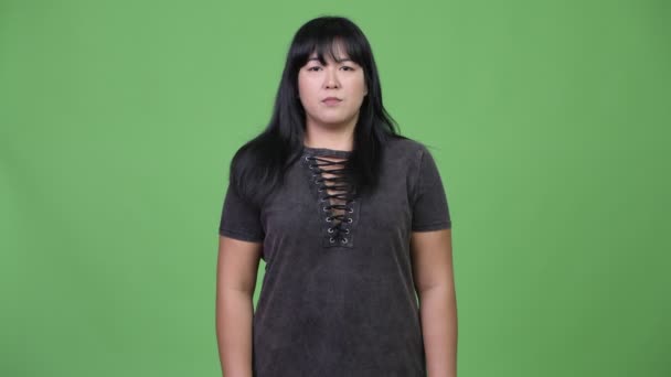Gyönyörű túlsúlyos ázsiai nő, mosolygós - Felvétel, videó