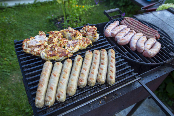 Preparation of tasty sausages and meat on the gil. Horizontally. - Foto, imagen