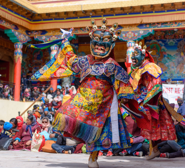 Rahipler renkli maskesi Dans Festivali, Matho Ladahk, Jammu ve Keşmir, Hindistan dans maskeleri ile. - Fotoğraf, Görsel