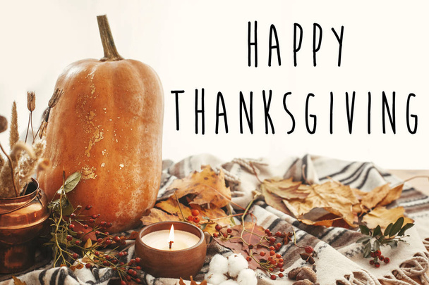 Happy Thanksgiving tekst na piękne dyni, światło świecy, spadek liści, jagody, orzechy, żołędzie, bawełna na tle miękki koc w świetle. Seasons pozdrowienia karty. - Zdjęcie, obraz