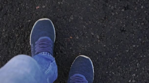 Männliche Füße auf dem Bürgersteig. ein Mann läuft die Straße entlang. - Filmmaterial, Video