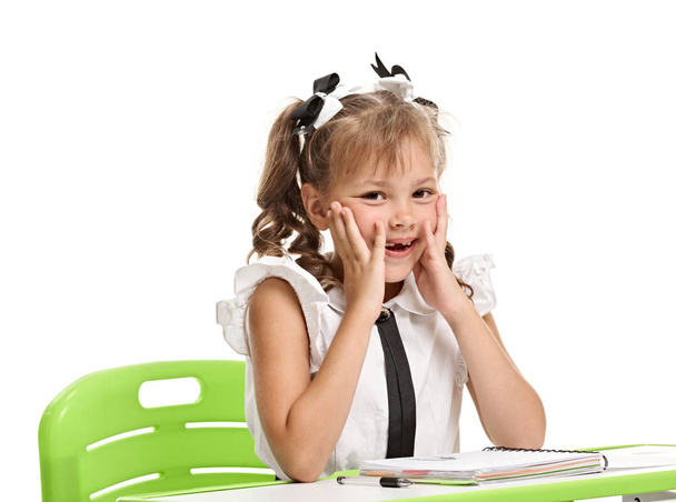 Cheerful girl at the desk - Foto, Imagem