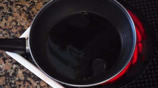 Cooking egg in black pan - Кадры, видео