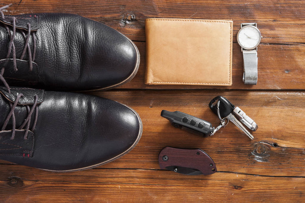 Mooie mannen mode met portefeuille, horloge en bruin lederen schoenen op houten achtergrond - Foto, afbeelding