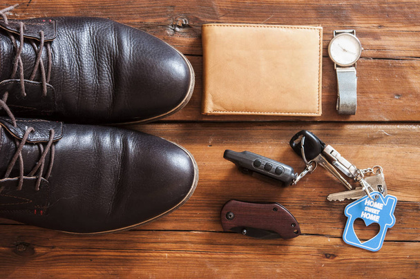 Όμορφη ανδρικής μόδας με το πορτοφόλι, το ρολόι και καφέ δερμάτινα παπούτσια σε φόντο ξύλινη - Φωτογραφία, εικόνα