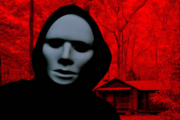 Хеллоуїн моторошний маска людина в капоті і стоїть перед кабіною в жахливому лісі
 - Фото, зображення