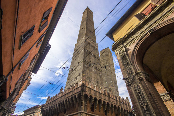 De twee scheve torens van Bologna, Asinelli en Garisenda, le due torri, monumenten van de stad. Italië - Foto, afbeelding